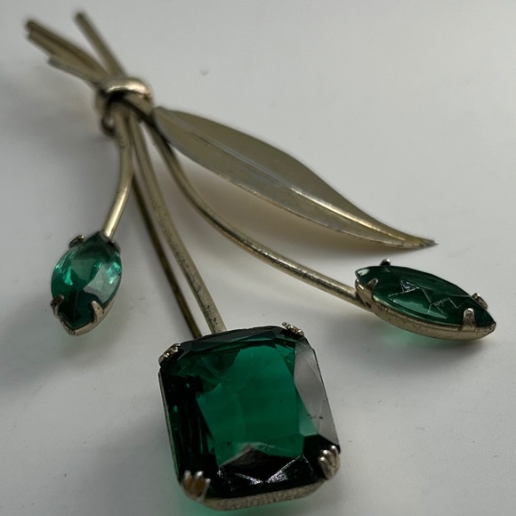 Coro, Sterling, Green Gem flower Brooch/pin. Silver tone. - Picture 4 of 10